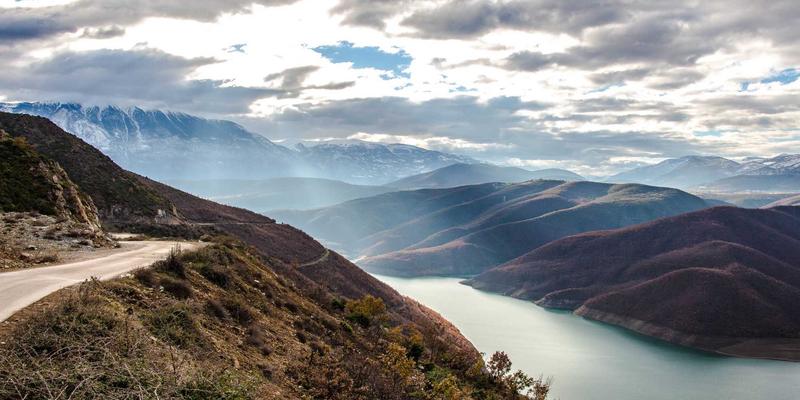 中国制造之光：光伏跟踪支架轴承座耐磨性与维护周期深度解析