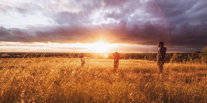 揭秘高端家具五金功能件：从缓冲铰链与升降滑轨的机械原理到严苛的疲劳测试标准