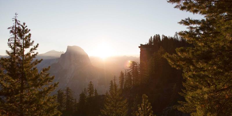 智能家居五金集成方案：电动窗帘轨道与隐藏式插座的结构设计解析
